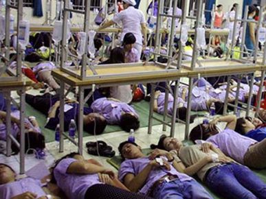 Cơm giá rẻ: Công nhân ngộ độc tập thể