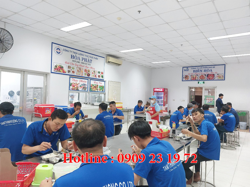 nhân viên đang làm bếp thực phẩm