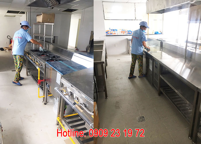 nhân viên Hoà Phát đang vệ sinh bếp